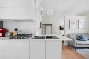 Kjøleskap, mikrobølgeovn, ovn og kokeplater