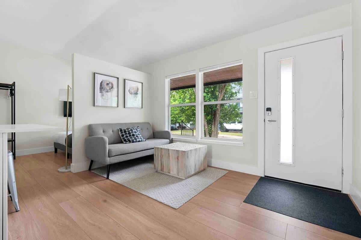 Una televisión, una oficina