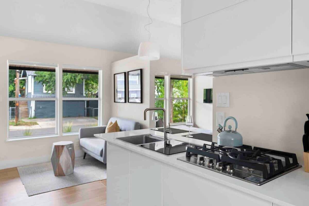 Kjøleskap, mikrobølgeovn, kokeplater og oppvaskmaskin