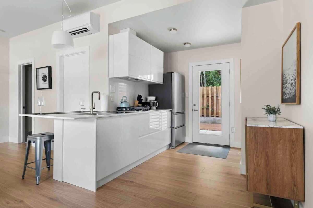 Réfrigérateur, micro-ondes, plaque de cuisson, lave-vaisselle