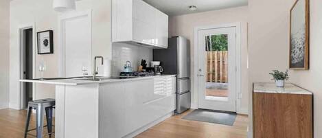 Fridge, microwave, stovetop, dishwasher