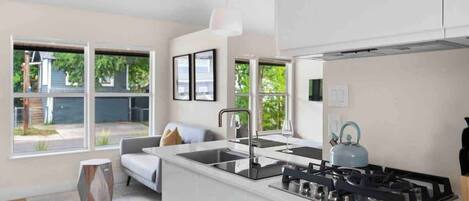 Réfrigérateur, micro-ondes, plaque de cuisson, lave-vaisselle