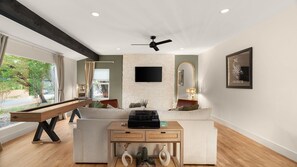 TV, stereoanlegg og kontorer