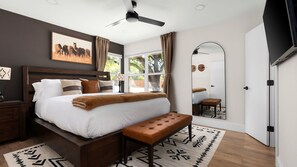 6 soverom, skrivebord, strykejern/-brett og reiseseng for barn