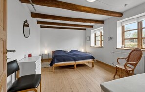 2 bedrooms, travel crib, free WiFi