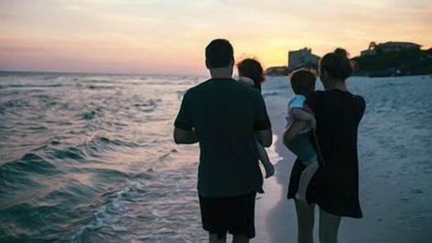 A family walking on a beach with the ocean in the background. - Fitzpatrick Castle Hotel (Dublin)