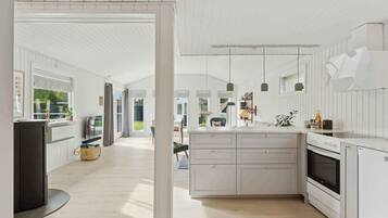 Een koelkast, een oven, een kookplaat, een vaatwasser