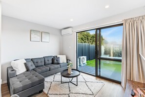 Living area - 4BR Townhouse for Families Zodiak Stays (Auckland)