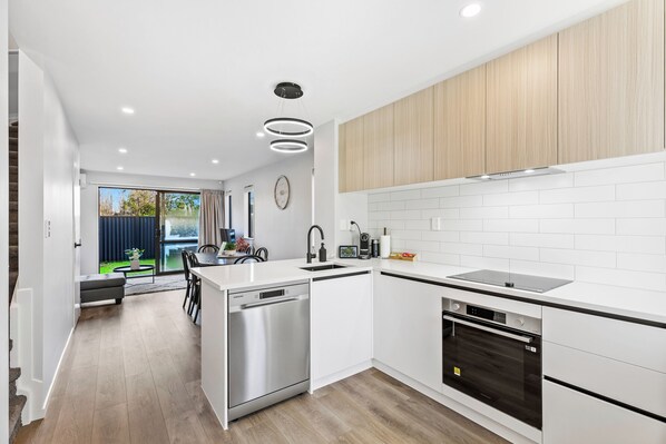 Fridge, microwave, oven, stovetop - 4BR Townhouse for Families Zodiak Stays (Auckland)