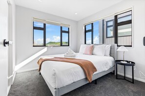 Iron/ironing board, free WiFi - 4BR Townhouse for Families Zodiak Stays (Auckland)