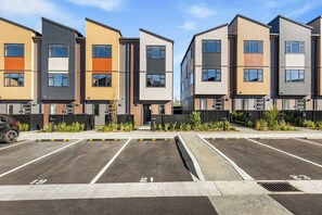 Front of property - 4BR Townhouse for Families Zodiak Stays (Auckland)