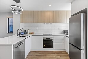 Fridge, microwave, oven, stovetop - 4BR Townhouse for Families Zodiak Stays (Auckland)