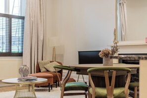 Dining - Charming 1 Bed & S.king Sofa bed Apartment, South Kensington (Greater London)