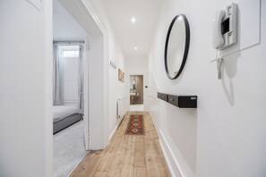 Iron/ironing board, WiFi, bed sheets - Charming 1 Bed & S.king Sofa bed Apartment, South Kensington (Greater London)