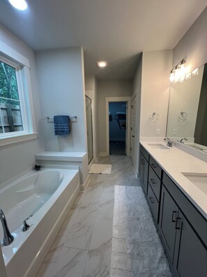 Håndklær og toalettpapir