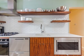 Kjøleskap, mikrobølgeovn, ovn og kokeplater