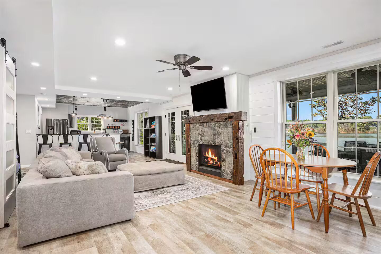 TV connectée, cheminée, baby-foot, écrans d'ordinateur