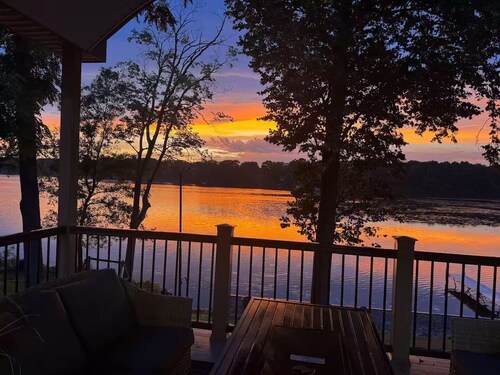 Large Lakefront Home - All Sports Lake - Kayaks - Firepit- Sunsets - New!!