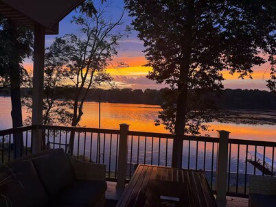 Large Lakefront Home - All Sports Lake - Kayaks - Firepit- Sunsets - New!!