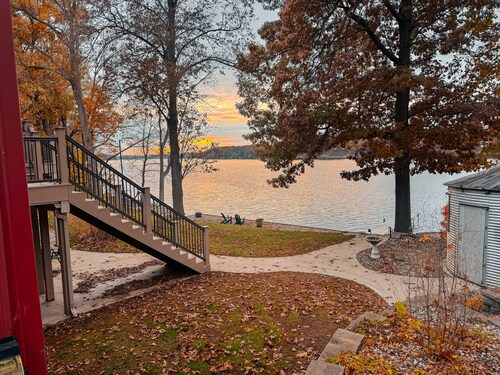 Large Lakefront Home - All Sports Lake - Kayaks - Firepit- Sunsets - New!!
