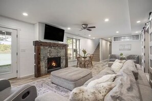 Smart-TV, Kamin, Tischfußball, Computerbildschirme