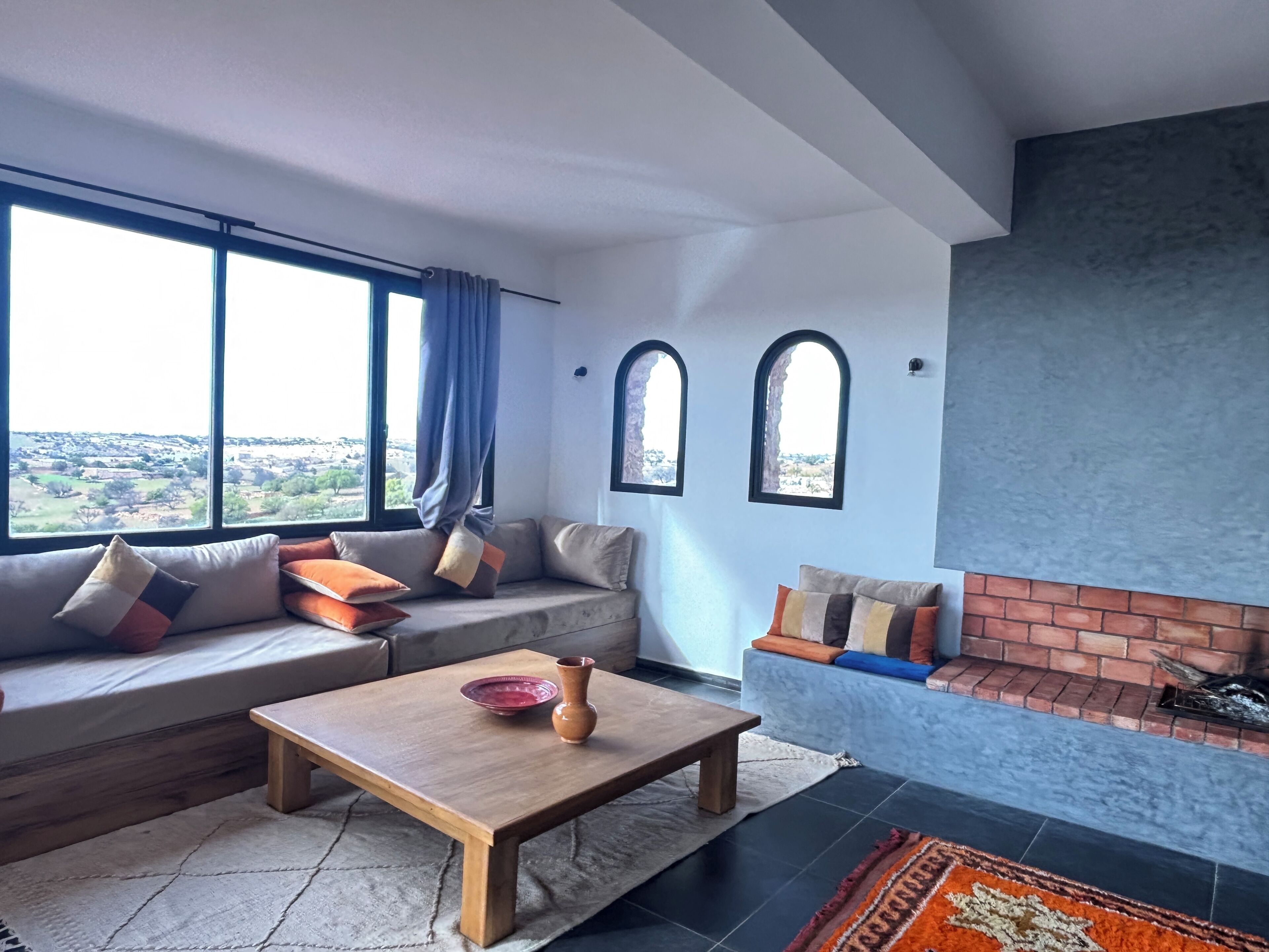 Televisión y chimenea 