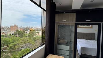 Tabla de planchar con plancha, wifi y ropa de cama