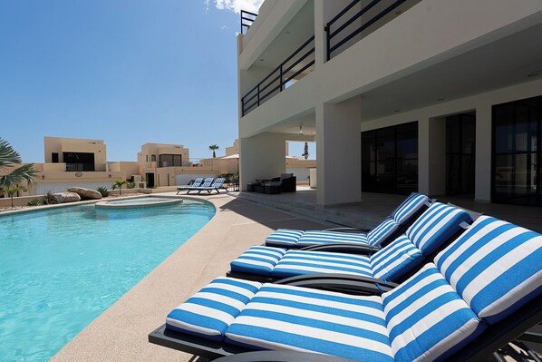 2 piscinas al aire libre