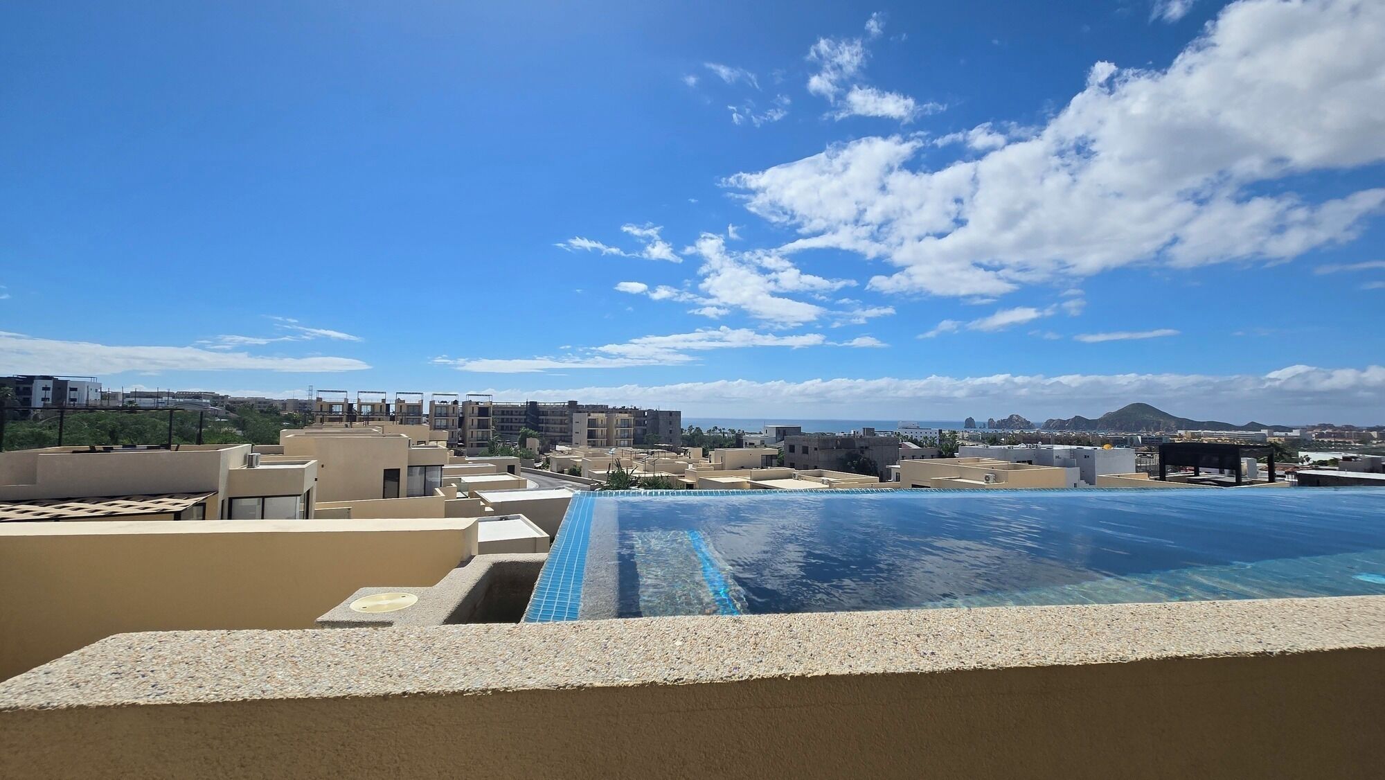 2 piscines extérieures