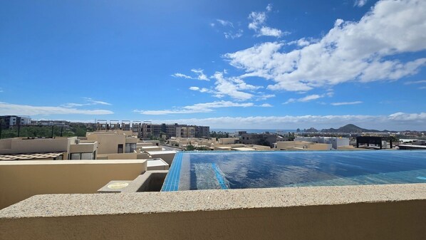 2 outdoor pools