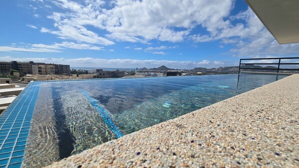 2 outdoor pools