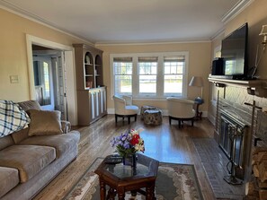 Smart TV, chimenea, reproductor de DVD y libros 