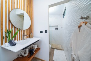 Douche, sèche-cheveux, serviettes fournies