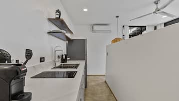 Kylskåp, spishäll, kaffe- och tebryggare och grytor/köksredskap