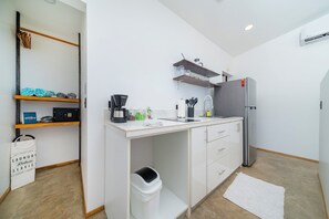 Refrigerador, parrilla de estufa y cafetera y tetera 