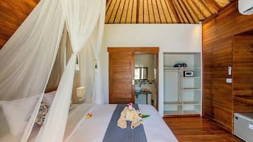 Free minibar items, in-room safe, free WiFi, bed sheets