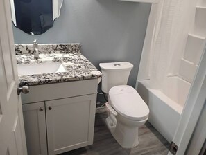 Sèche-cheveux, serviettes fournies, savon, papier toilette