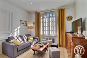 Een televisie en boeken