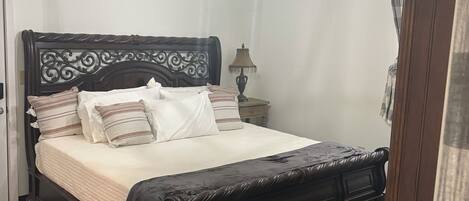 1 habitación, tabla de planchar con plancha, wifi y ropa de cama