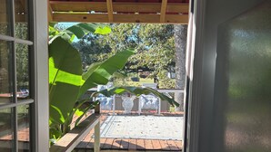 Una terrassa de fusta amb vistes a un jardí i una zona de pati.