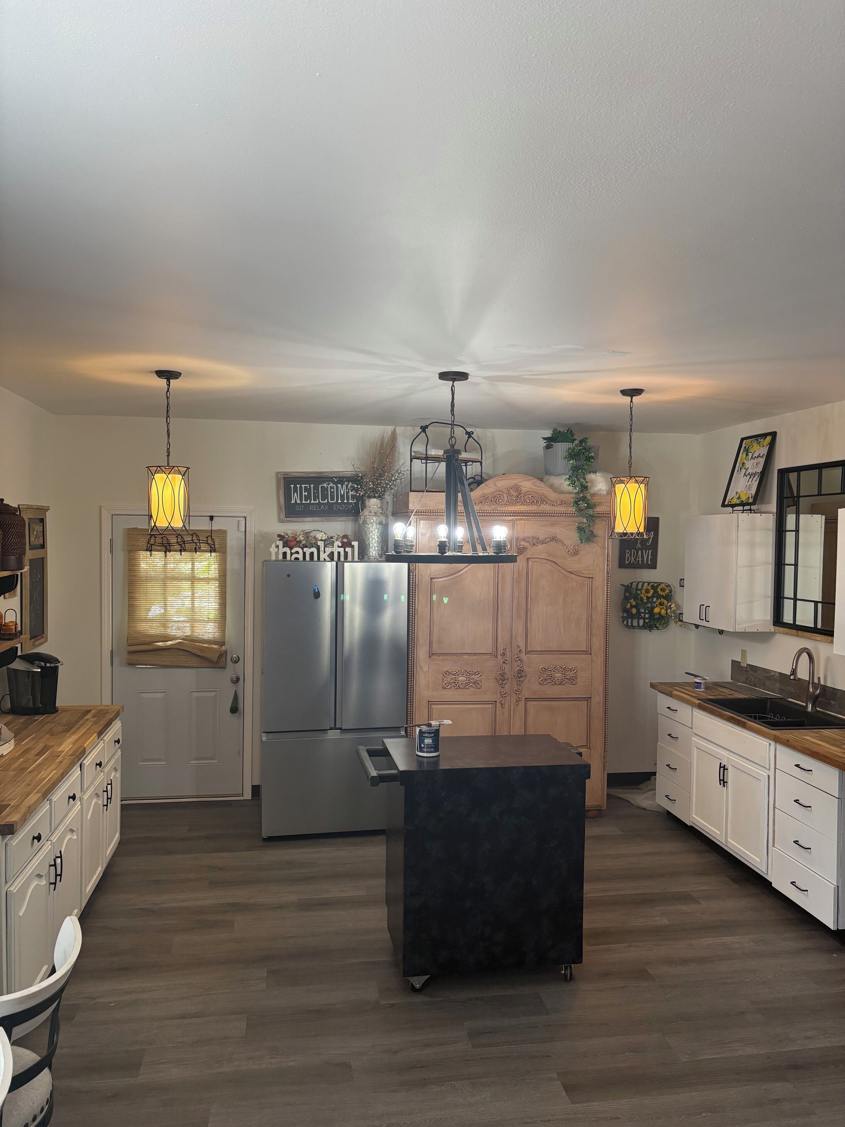 Réfrigérateur, micro-ondes, cafetière/bouilloire, grille-pain