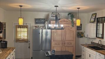 Réfrigérateur, micro-ondes, cafetiÚre/bouilloire, grille-pain