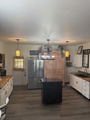 Kjøleskap, mikrobølgeovn, kaffetrakter/tekoker og brødrister