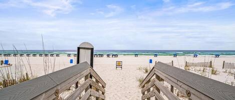 بالقرب من الشاطئ، كراسي للتشمس