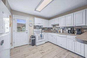 Mikroaaltouuni, uuni, liesi, astianpesukone