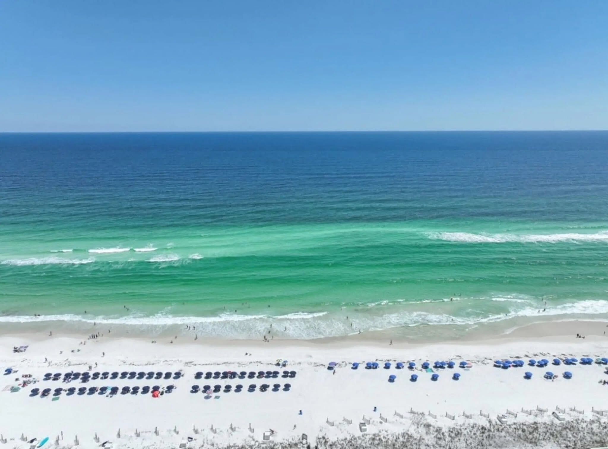 Nær stranden og solsenger