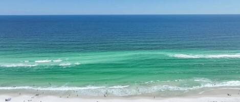 Nær stranden og solsenger