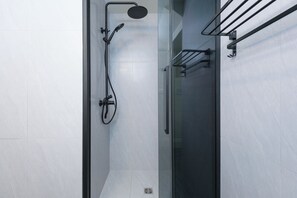 Dusche, Haartrockner, Handtücher, Seife