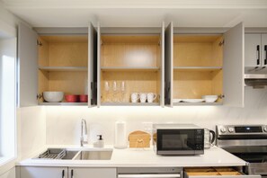 Refrigerador, microondas, parrilla de estufa y lavavajillas