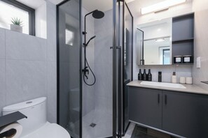 Shower, hair dryer, towels, soap - New Vancouver Kerrisdale Suite mins to YVR/UBC (Vancouver)